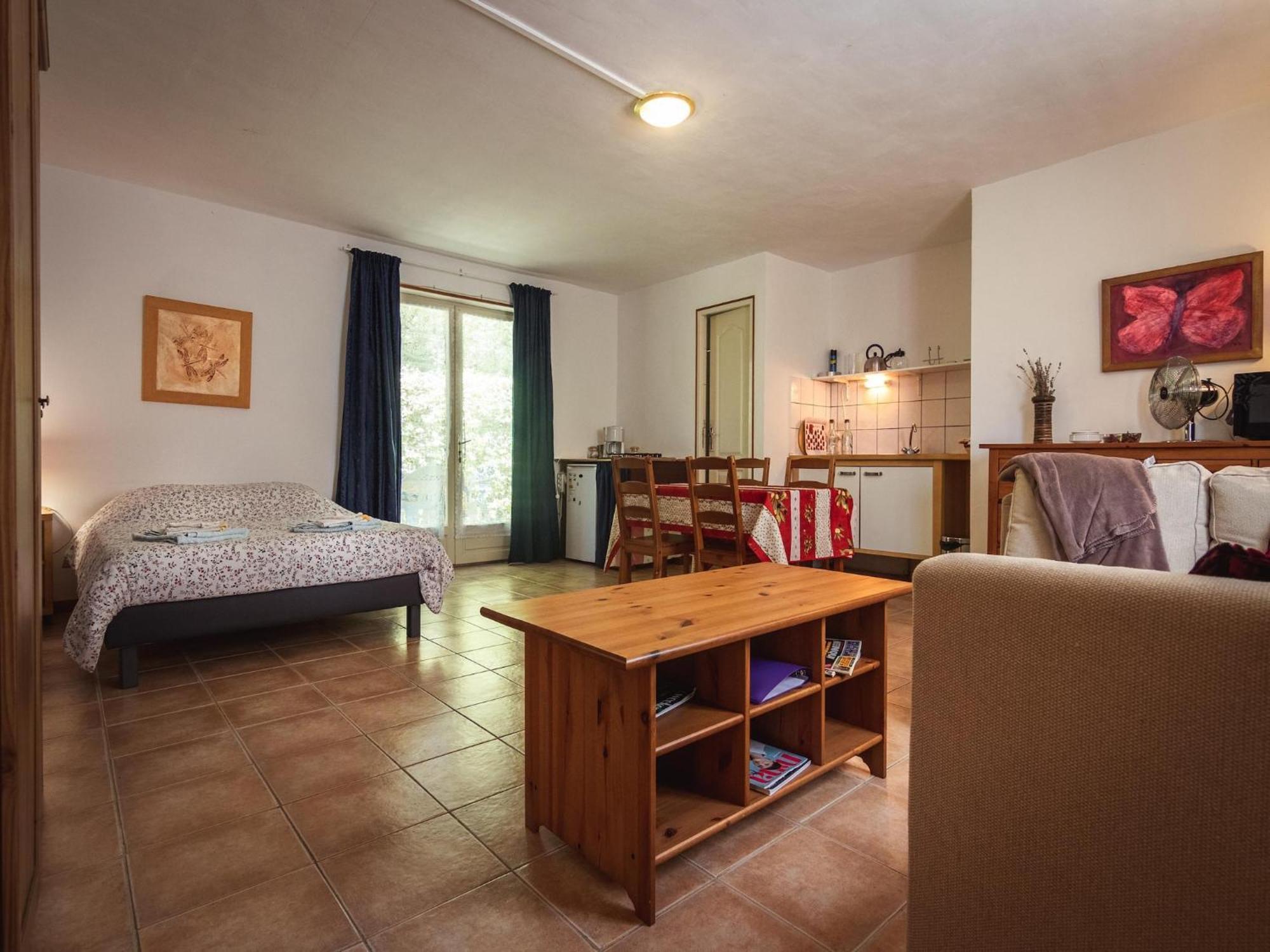 Appealing Apartment In Vezac With Swimming Pool Бейнак-э-Казенак Экстерьер фото