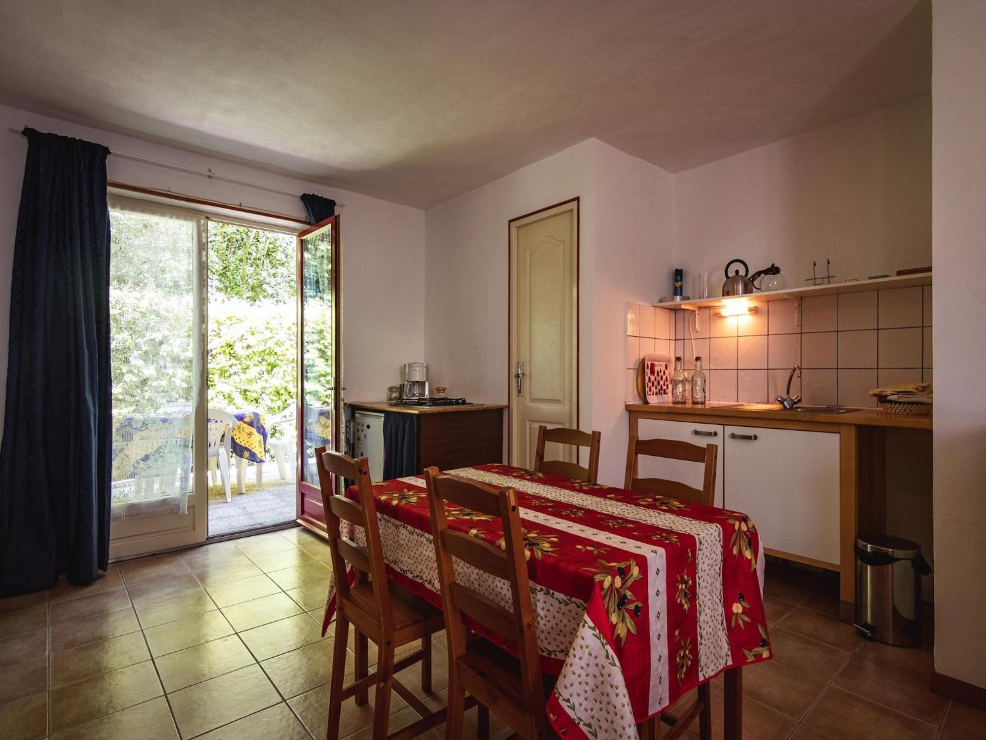 Appealing Apartment In Vezac With Swimming Pool Бейнак-э-Казенак Экстерьер фото