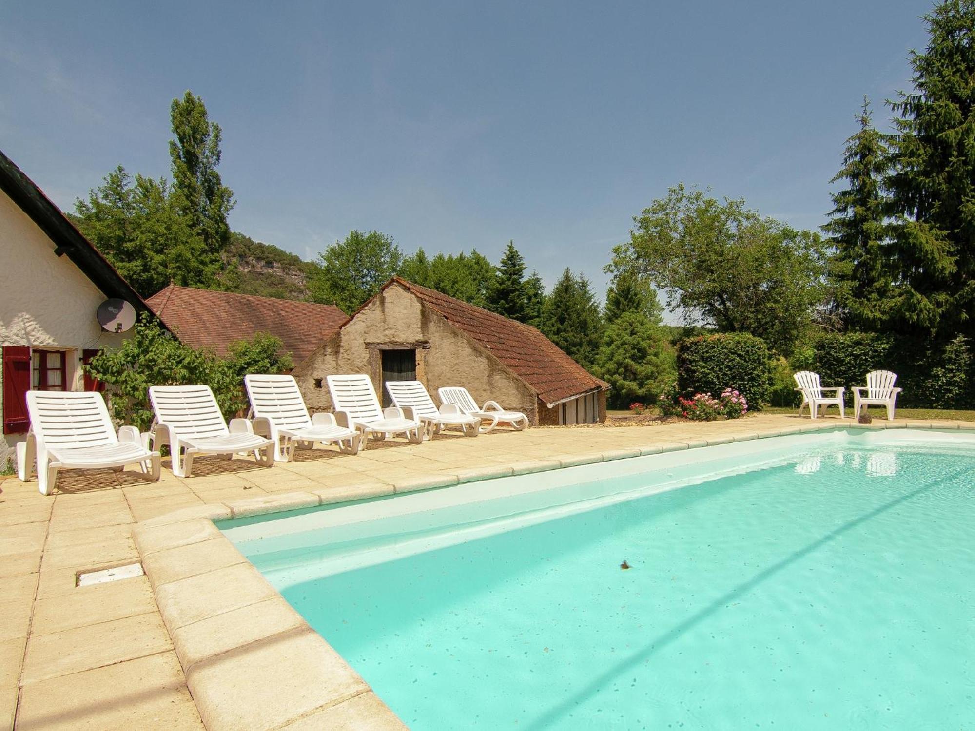 Appealing Apartment In Vezac With Swimming Pool Бейнак-э-Казенак Экстерьер фото