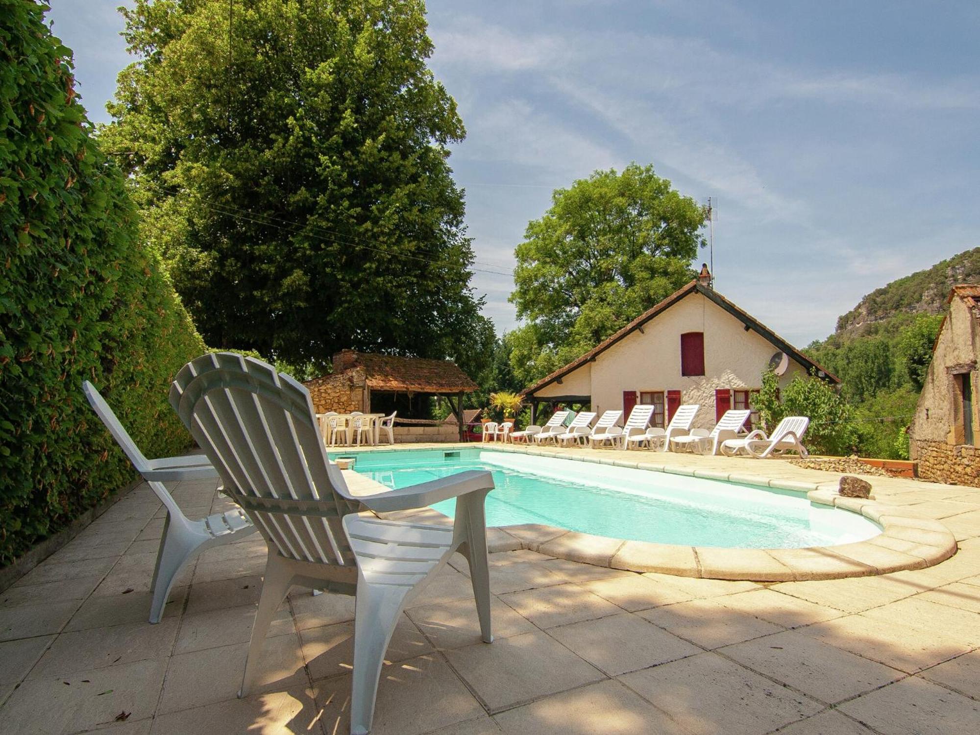 Appealing Apartment In Vezac With Swimming Pool Бейнак-э-Казенак Экстерьер фото